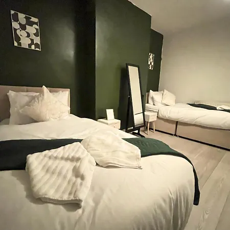 Berkeley - Comfortable 4-bed With Free Parking * Leeds (West Yorkshire)