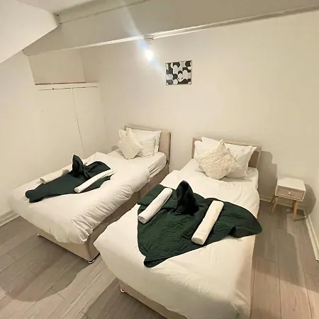 Berkeley - Comfortable 4-bed With Free Parking Apartment Leeds (West Yorkshire)
