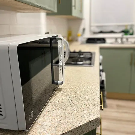 Berkeley - Comfortable 4-bed With Free Parking Leeds (West Yorkshire)