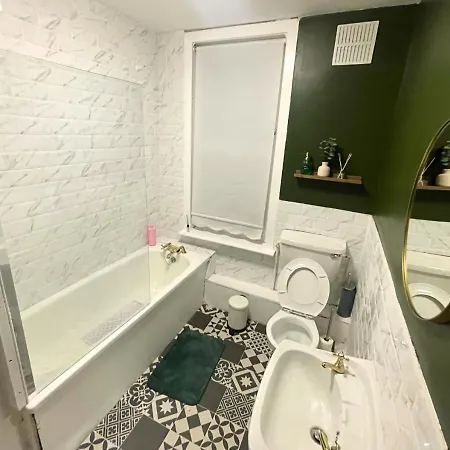 Berkeley - Comfortable 4-bed With Free Parking *